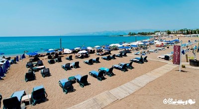 تخت های حمام آفتاب در ساحل هتل